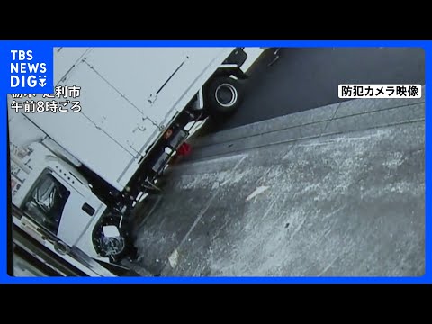 防犯カメラに衝突の瞬間 道路から飛び出しトラックが自動車整備会社に突っ込む「ドカーンという音」50代運転手が意識不明… サムネイル