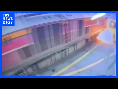 貨物列車が踏切で路線バスと衝突 バスは炎上 乗客ら8人死亡32人負傷 遮断機が作動していなかったか　タイ・ バンコク｜… サムネイル