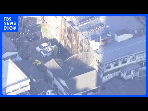 【東京・渋谷区広尾の工場で火事】工場の外壁と隣接した駐車場のワンボックスカーが焼ける ワンボックスカーが火元の可能性も…